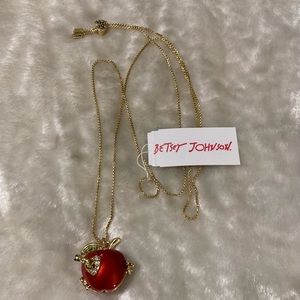 ☘️NWT! Betsey Johnson Long Apple Pendant Necklace